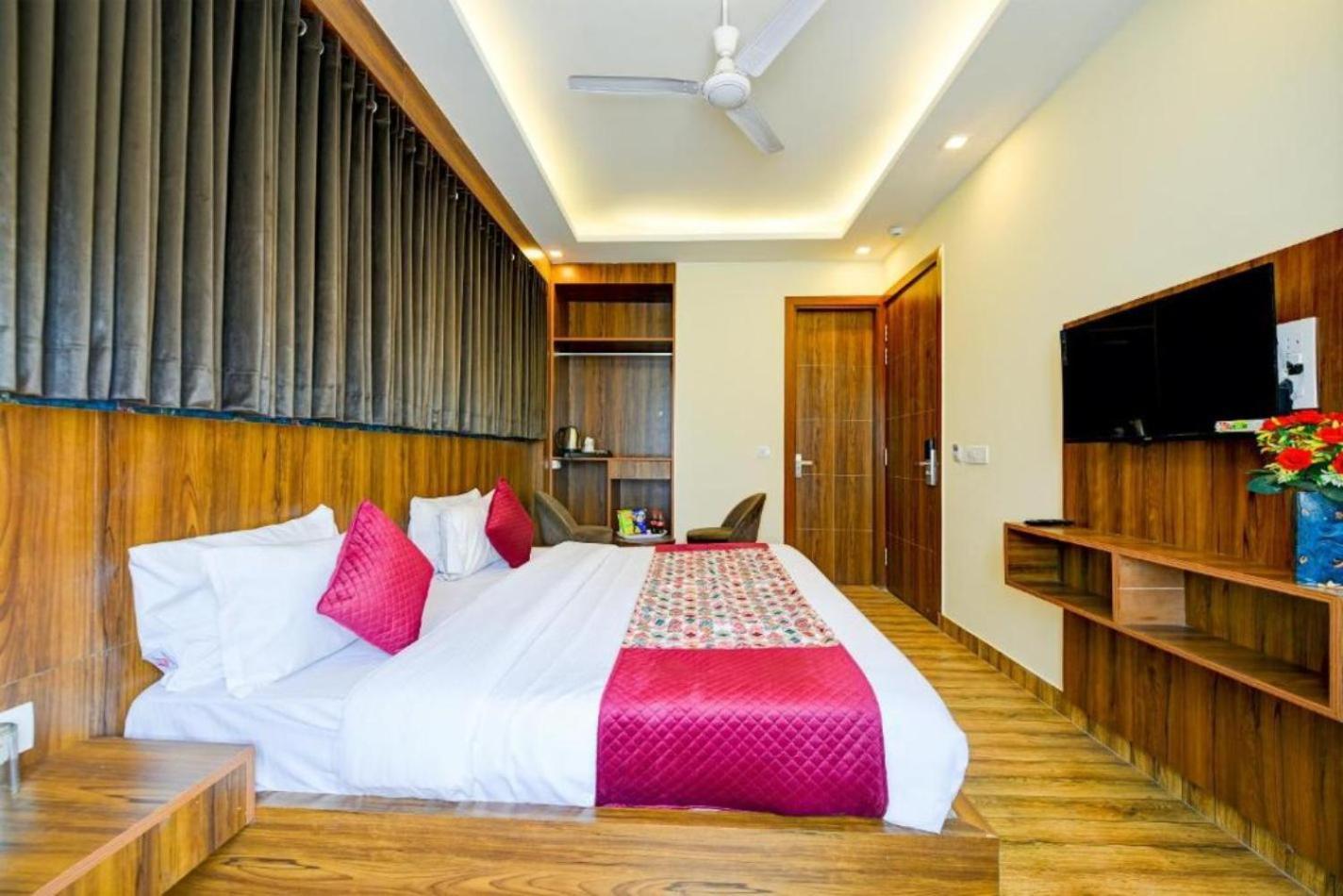 Rosewood Suites A Family Hotel Near Delhi Airport ニューデリー エクステリア 写真